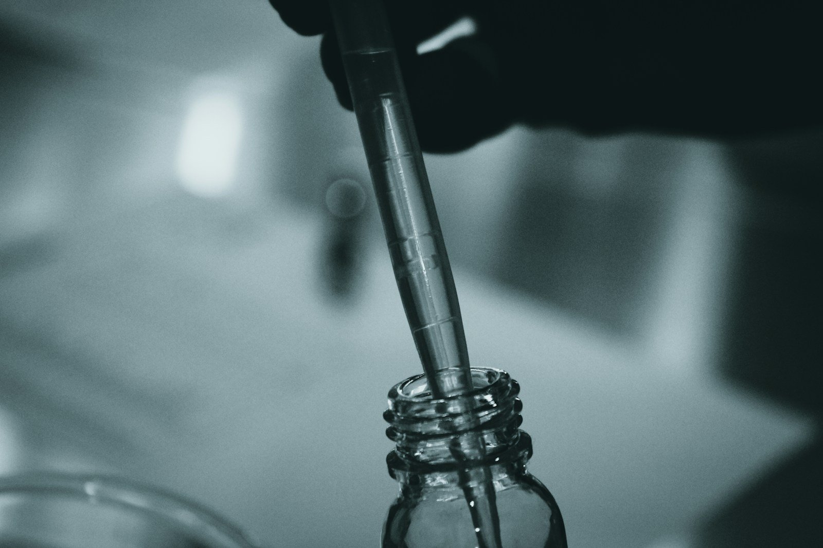 Strumenti e ingredienti per la formulazione cosmetica in laboratorio